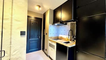 Kühlschrank, Ofen, Geschirrspüler, Wasserkocher mit Kaffee-/Teezubehör