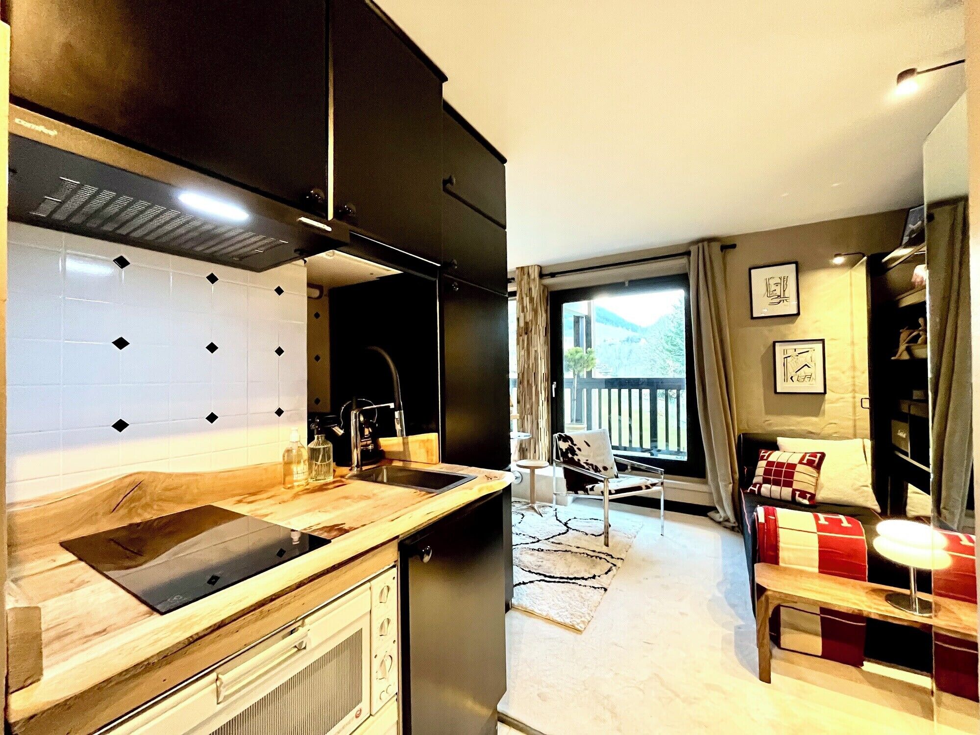 Kühlschrank, Ofen, Geschirrspüler, Wasserkocher mit Kaffee-/Teezubehör