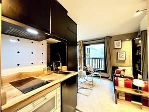 Kühlschrank, Ofen, Geschirrspüler, Wasserkocher mit Kaffee-/Teezubehör