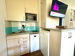 Wasserkocher mit Kaffee-/Teezubehör, Kühlschrank, Mikrowelle