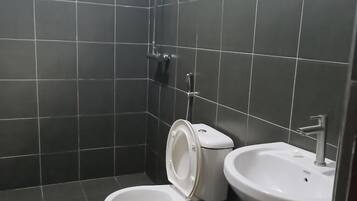 Estudio clásico | Baño | Ducha, zapatillas, toallas y jabón