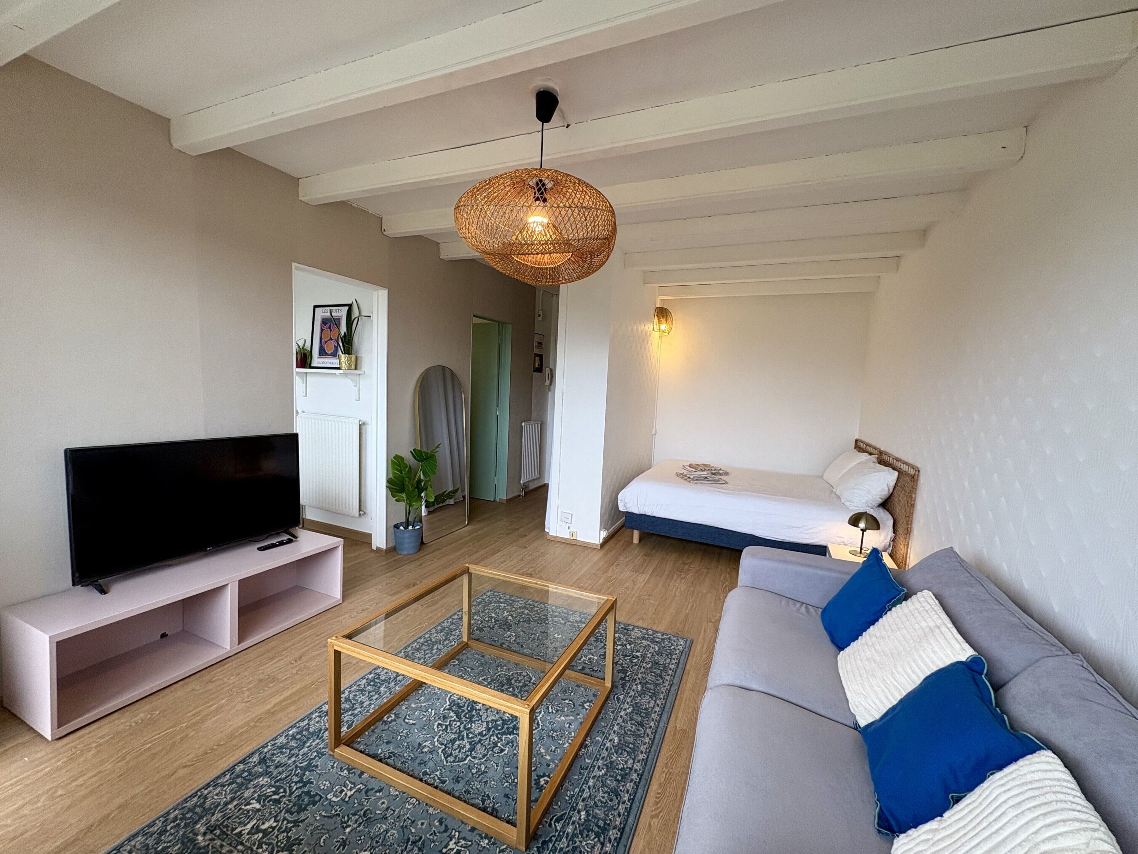 Tabla de planchar con plancha y ropa de cama 