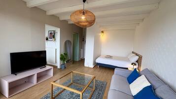 Tabla de planchar con plancha y ropa de cama