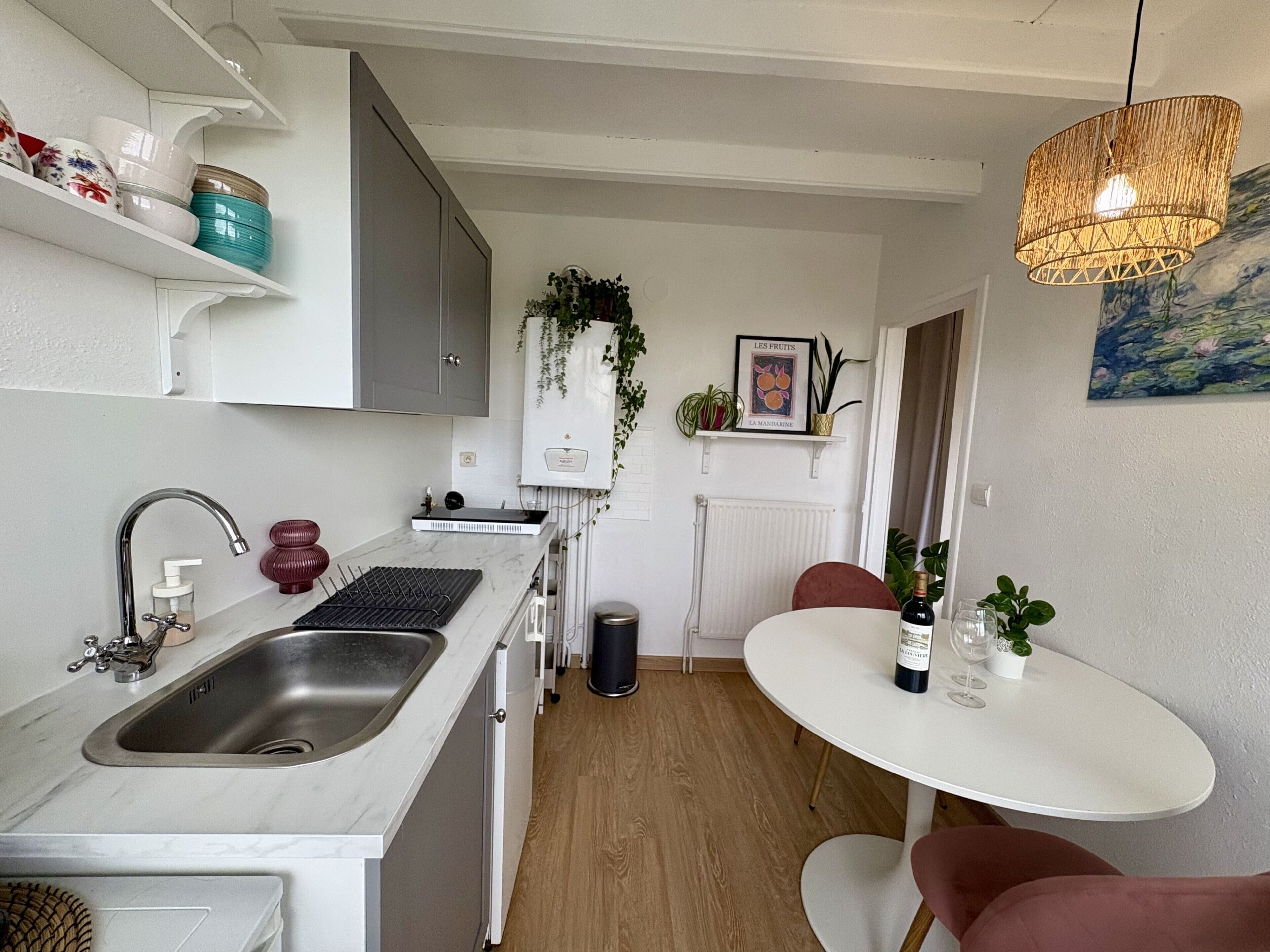 Refrigerador, microondas, horno y cafetera y tetera 