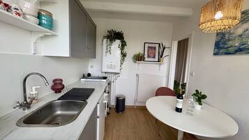 Refrigerador, microondas, horno y cafetera y tetera