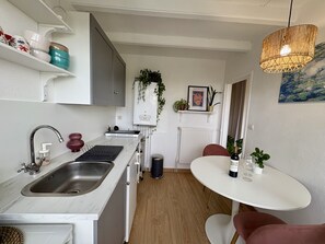 Refrigerador, microondas, horno y cafetera y tetera 