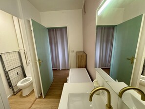 Ducha, secador de pelo, toallas