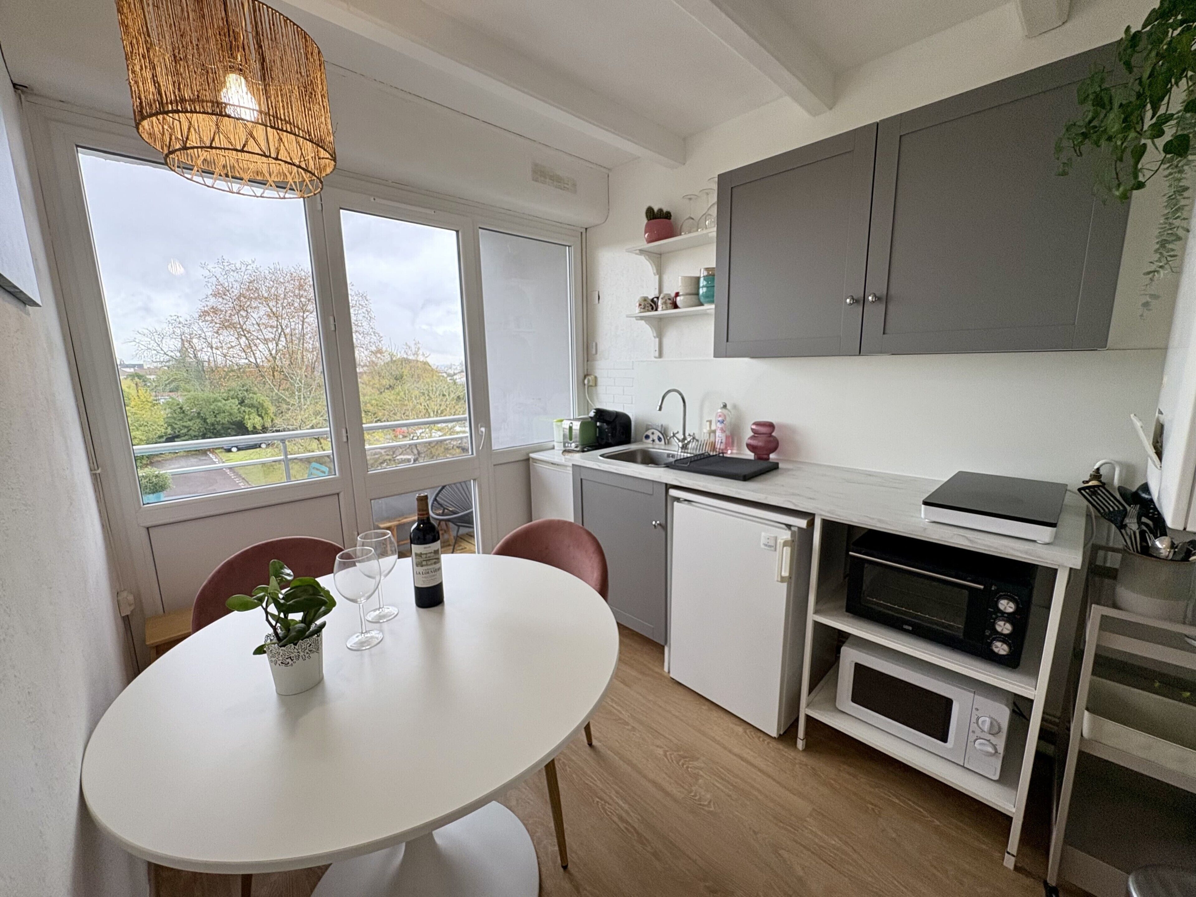 Refrigerador, microondas, horno y cafetera y tetera 