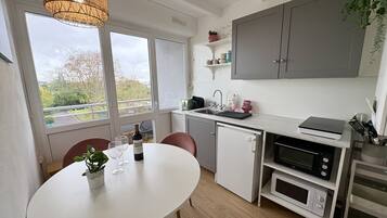 Refrigerador, microondas, horno y cafetera y tetera