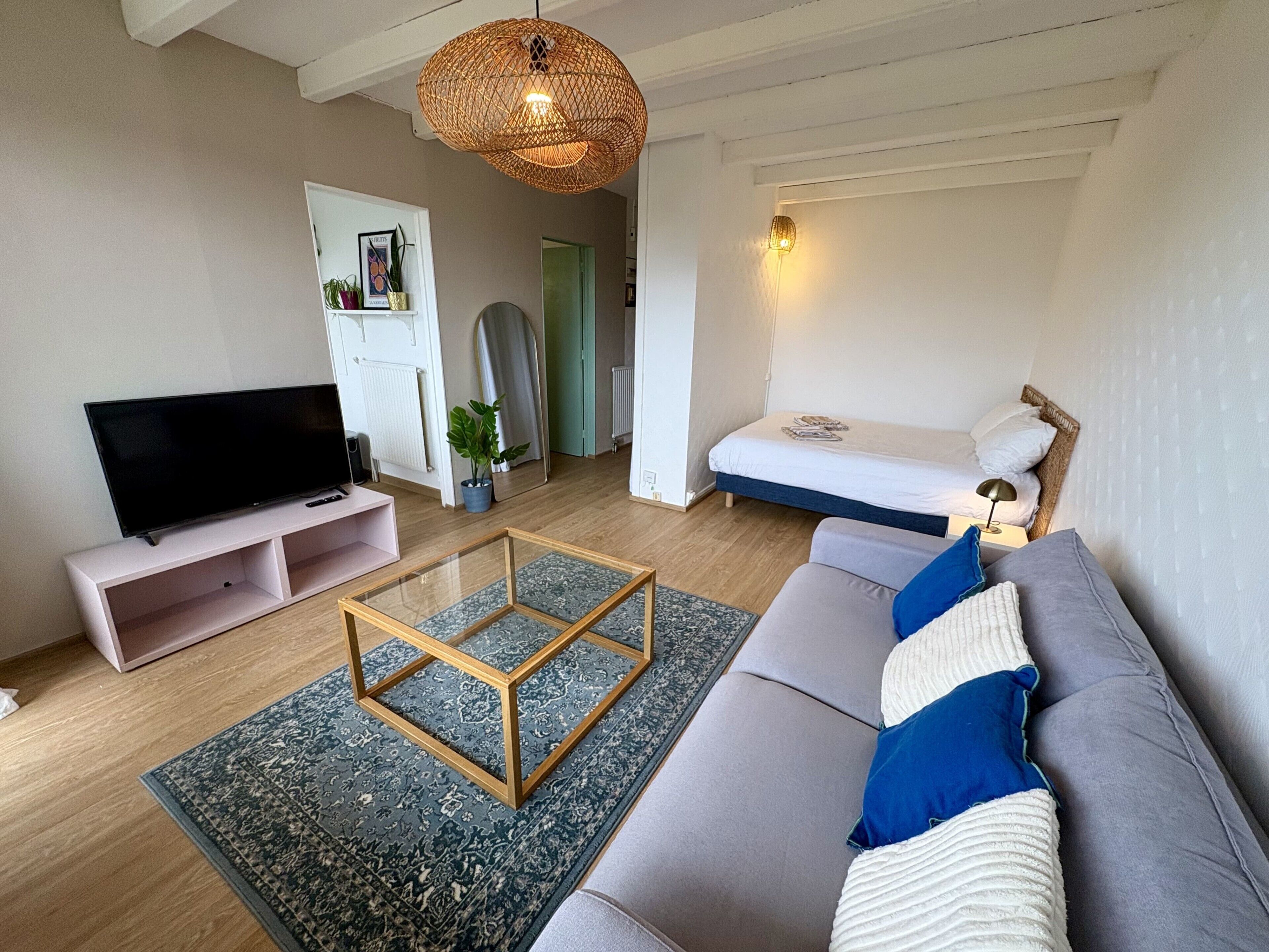 Iron/ironing board, bed sheets