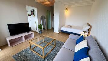 Iron/ironing board, bed sheets