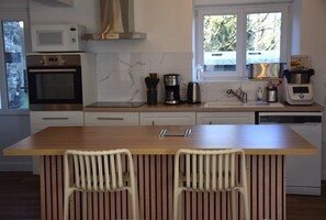 Een koelkast, een microgolfoven, een oven, een vaatwasser