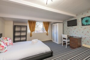 3 bedrooms, desk, iron/ironing board, free WiFi - Bright 3Bed Home Near Headingley Stadium & Station (Leeds)