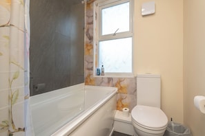 Hair dryer, towels, soap, shampoo - Bright 3Bed Home Near Headingley Stadium & Station (Leeds)