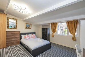 3 bedrooms, desk, iron/ironing board, free WiFi - Bright 3Bed Home Near Headingley Stadium & Station (Leeds)