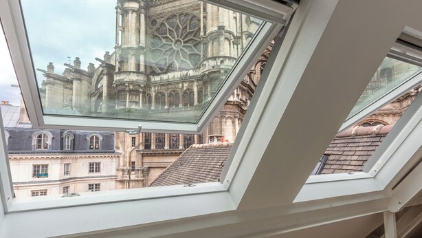 A skylight with a view of historic architecture. - Luxury & Design duplex - 5 min from Louvre Museum - 6 guests (Paris)