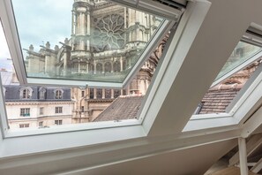 A skylight with a view of historic architecture. - Luxury & Design duplex - 5 min from Louvre Museum - 6 guests (Paris)