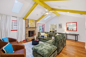 TV, table football, offices - Sleeps 16! Heated Pool, Hot Tub, & Sport Court (San Antonio)