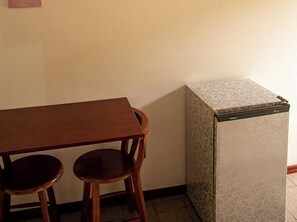 Triple Room | Desk, free WiFi