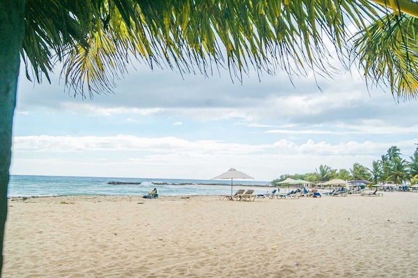 Sulla spiaggia, sabbia bianca, cabine da spiaggia gratuite, ombrelloni