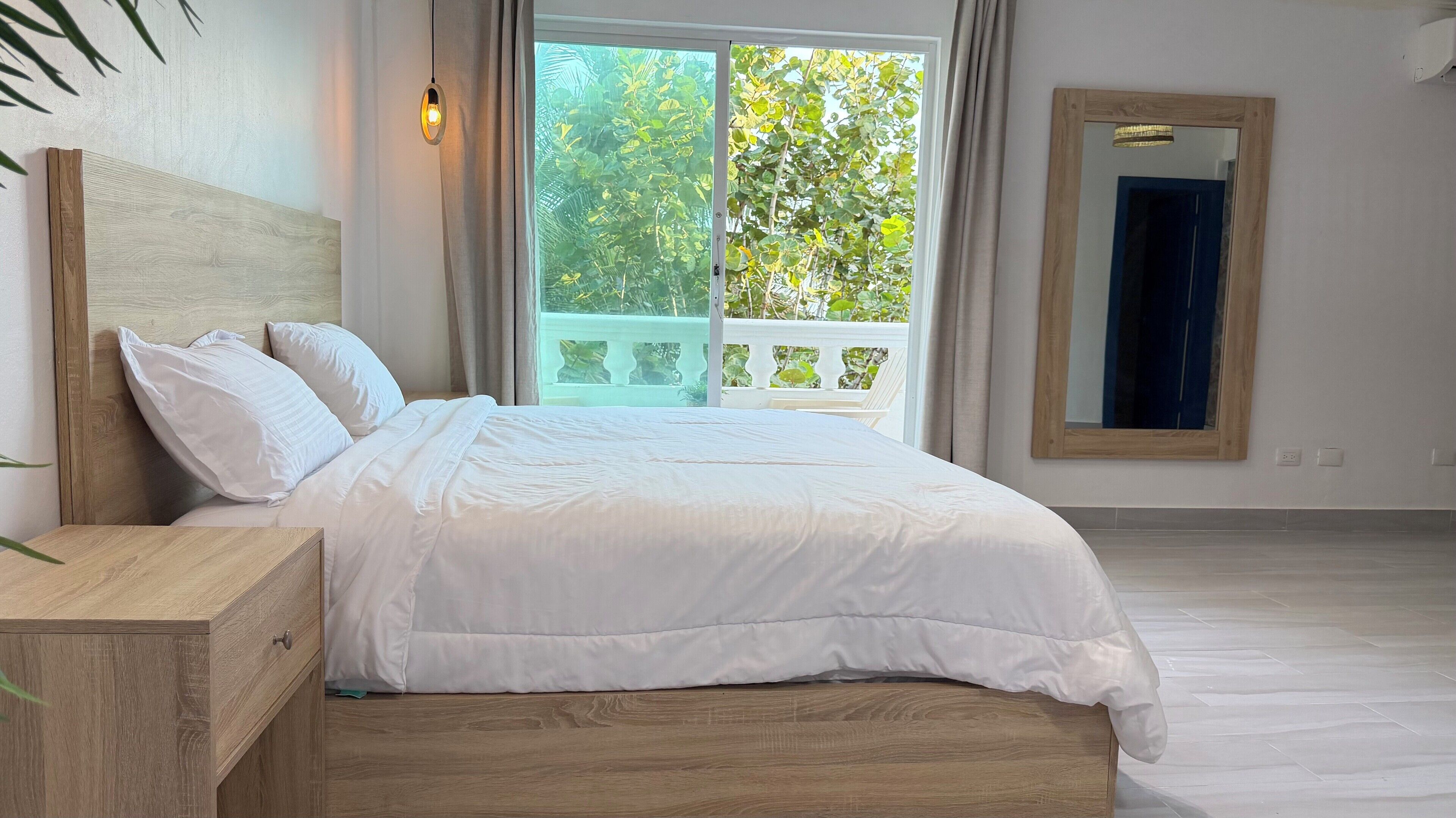 Kamar Superior, balkon, pemandangan pantai | Seprai premium, selimut bulu angsa, dan bantalan ekstra lembut