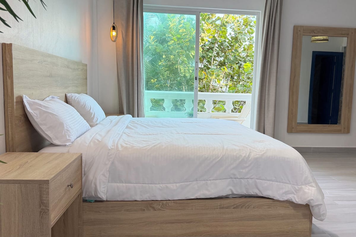 Kamar Superior, balkon, pemandangan pantai | Seprai premium, selimut bulu angsa, dan bantalan ekstra lembut