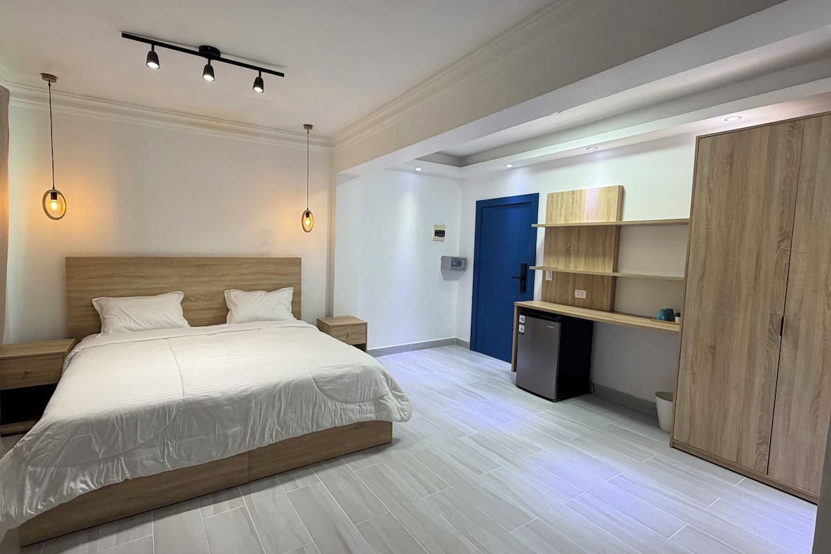 Suite estudio Confort, balcón, vistas a la ciudad | Baño | Ducha, cabezal de ducha tipo lluvia, suelo radiante y toallas