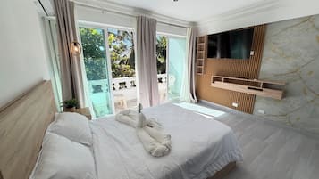 Executive kamer, 1 slaapkamer, balkon, uitzicht op strand | Luxe beddengoed, donzen dekbedden, pillowtop-bedden