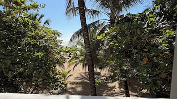 Familie tweepersoonskamer, balkon, uitzicht op het strand | Terras