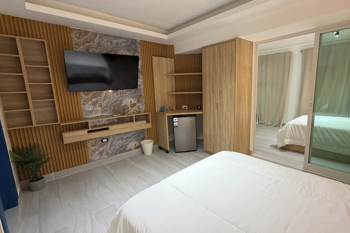 Kamar Double Keluarga, balkon, pemandangan pantai | Seprai premium, selimut bulu angsa, dan bantalan ekstra lembut