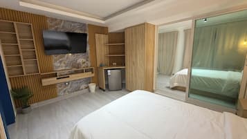 Kamar Double Keluarga, balkon, pemandangan pantai | Seprai premium, selimut bulu angsa, dan bantalan ekstra lembut