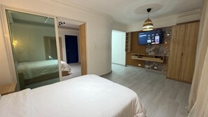 Kahden hengen perhehuone, parveke, rantanäköala | Ylelliset vuodevaatteet, untuvapeitot, pillowtop-patjalliset sängyt