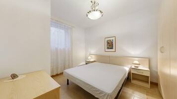 Iron/ironing board, bed sheets