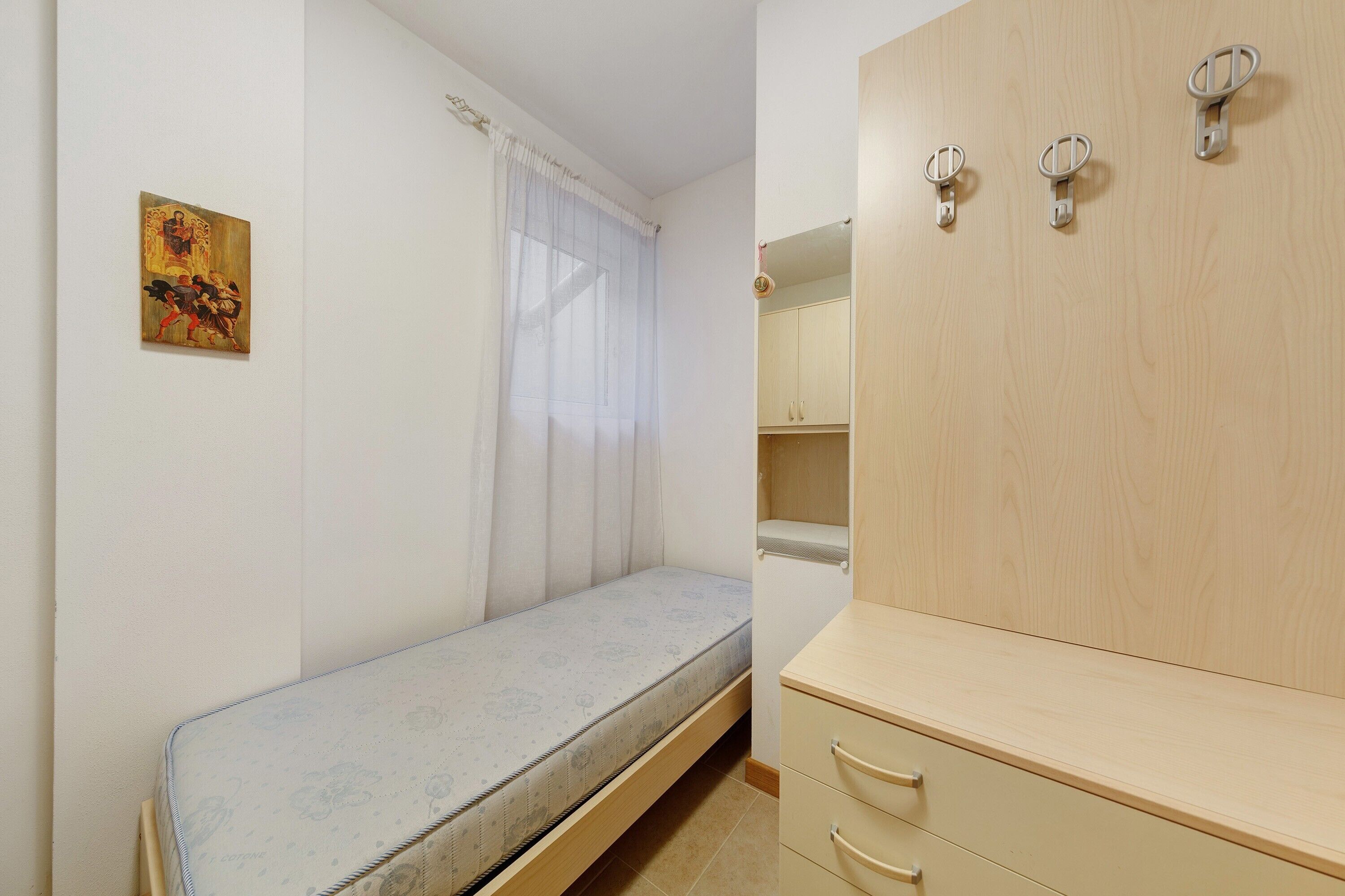 Iron/ironing board, bed sheets