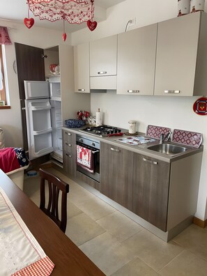 Refrigerador, horno, parrilla de estufa y utensilios de cocina 