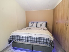 2 Schlafzimmer, individuell dekoriert, individuell eingerichtet