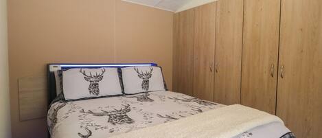 2 Schlafzimmer, individuell dekoriert, individuell eingerichtet