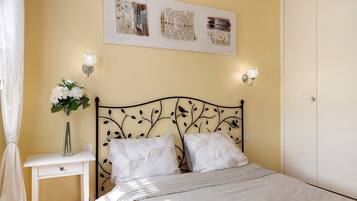 Iron/ironing board, WiFi, bed sheets