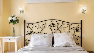 Tabla de planchar con plancha, wifi y ropa de cama