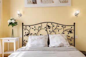 Iron/ironing board, WiFi, bed sheets - Les Loges Guest Room with Shared Terrace, Communal Garden and Wi-Fi (Luçon)