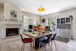 Dining - Les Loges Guest Room with Shared Terrace, Communal Garden and Wi-Fi (Luçon)