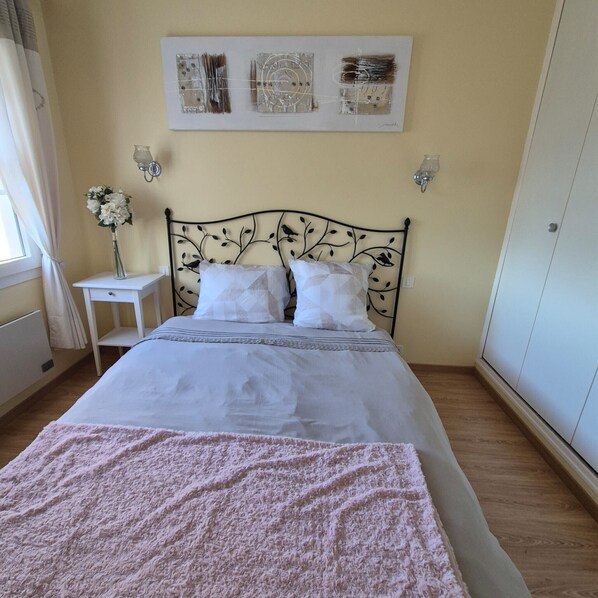 Iron/ironing board, WiFi, bed sheets - Les Loges Guest Room with Shared Terrace, Communal Garden and Wi-Fi (Luçon)
