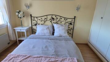 StrykjÀrn/strykbrÀda, wi-fi och sÀngklÀder