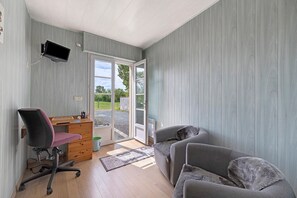 Interior - Les Loges Guest Room with Shared Terrace, Communal Garden and Wi-Fi (Luçon)