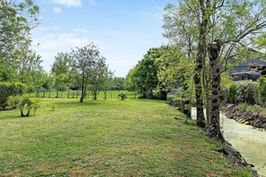 Property grounds - Les Loges Guest Room with Shared Terrace, Communal Garden and Wi-Fi (Luçon)