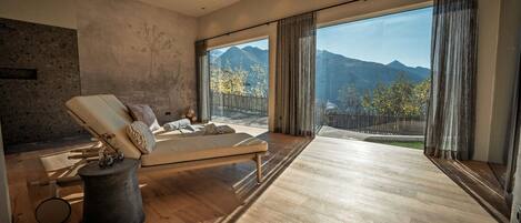 Tv, eldstad, tv-spel och ett bordtennisbord