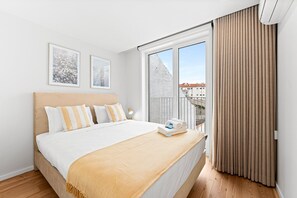 Tabla de planchar con plancha, internet y ropa de cama 