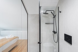 Een douche, een haardroger, handdoeken