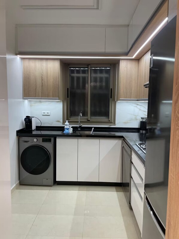 電冰箱、微波爐、烤箱、爐台