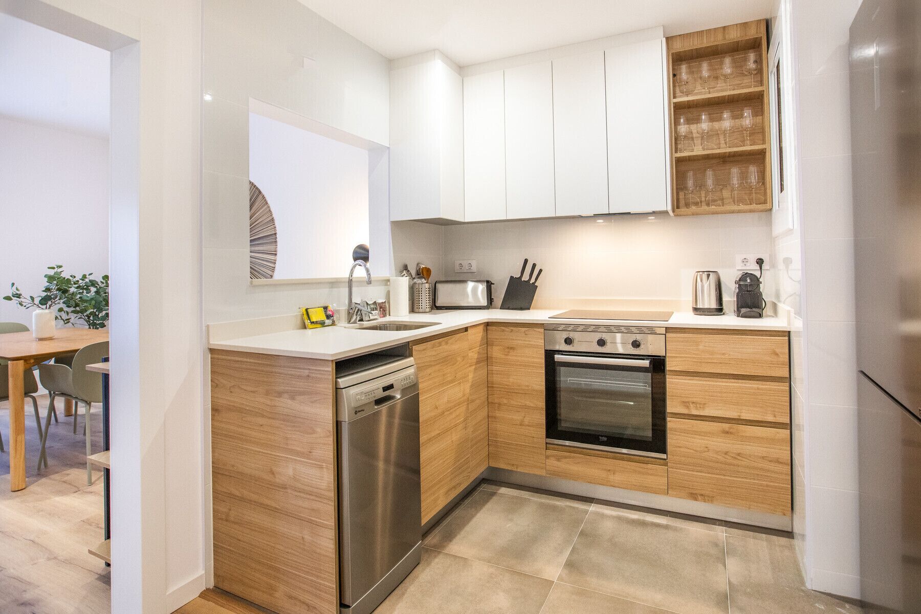 Kühlschrank, Mikrowelle, Ofen, Geschirrspüler